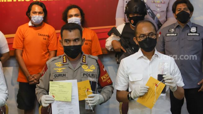 Polisi menunjukkan barang bukti saat rilis kasus narkoba yangmenjerat vokalis band Deadsquad Daniel Mardhany dan mantan Drummer band Deadsquad, Auliya Akbar di Polres Metro Jakarta Utara, Senin (3/5/2021). [Suara.com/Alfian Winanto]