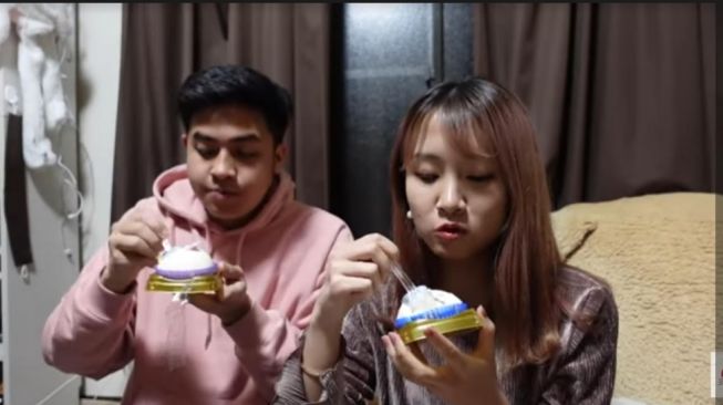 Potret buka puasa di Jepang ala Jerome Polin dan Erika. [YouTube/Nihongo Mantappu]