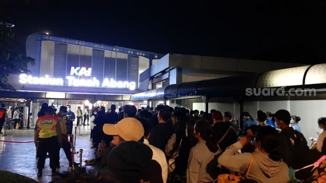 Penampakan antrean penumpang KRL di Stasiun Tanah Abang jelang dibuka. (Suara.com/Yaumal)