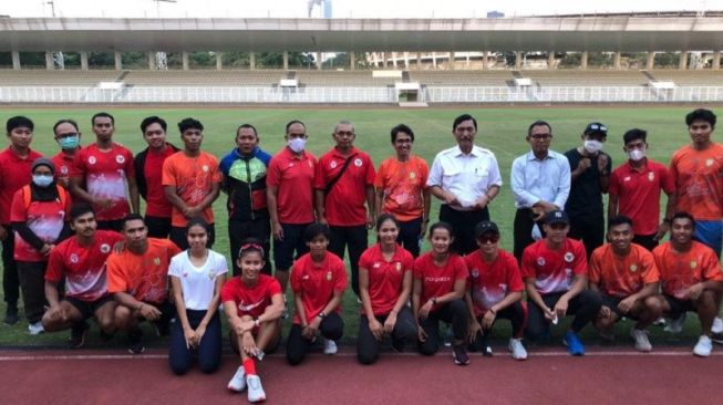 Ketua Umum PB PASI Luhut Binsar Pandjaitan (kelima dari kanan) saat mengunjungi sesi latihan Timnas Atletik di Stadion Madya GBK, Senin (3/5/2021). ANTARA/Roy Rosa Bachtiar