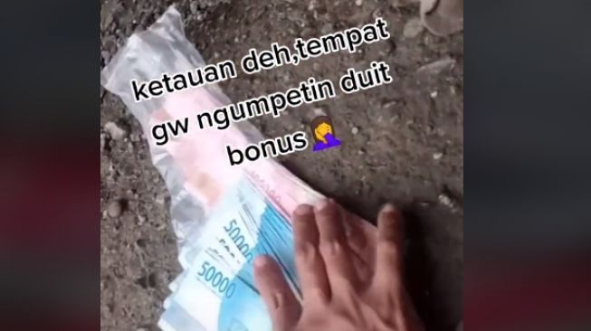 Uang pecahan Rp 50 ribu dan Rp 100 ribu ditemukan istri di motor (TikTok)