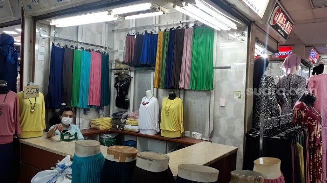 Herman salah satu pedagang baju perempuan saat ditemui Suara.com di Pasar Tanah Blok B, Jakarta Pusat. (Suara.com/Yaumal)