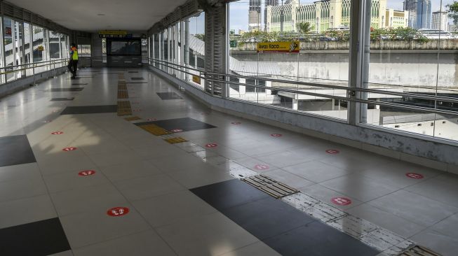 Suasana Stasiun Tanah Abang pascarekayasa perjalanan KRL di Jakarta, Senin (3/5/2021).  ANTARA FOTO/Galih Pradipta