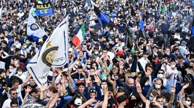 Para suporter Inter Milan memadati Piazza Duomo di Milan merayakan sukses tim kesayangannya meraih Scudetto atau juara Serie A Liga Italia. Piero CRUCIATTI / AFP