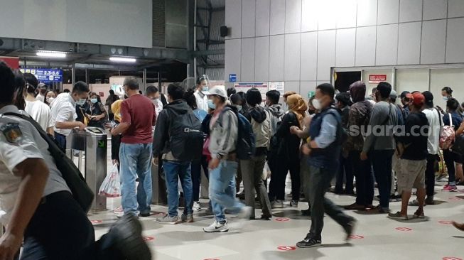 Dibuka, Stasiun Tanah Abang Langsung Diserbu Penumpang Lagi