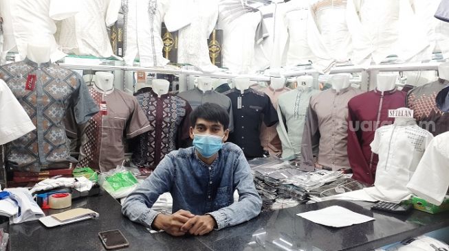 Hanggika salah satu pedagang baju koko saat ditemui Suara.com di Blok B Pasar Tanah Abang, Jakpus. (Suara.com/Yaumal).