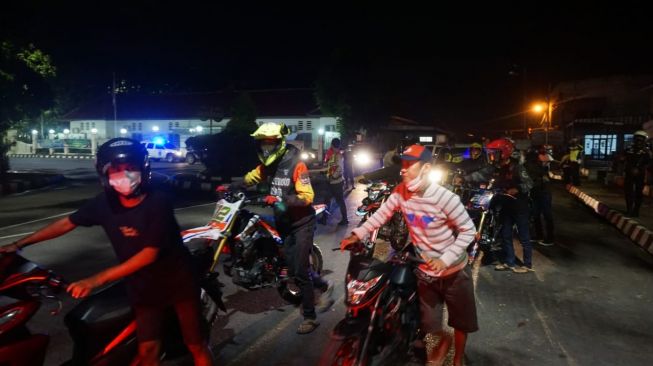 Nongkrong di Alun-alun Rangkas Bitung, Komunitas KLX Disanksi Dorong Motor