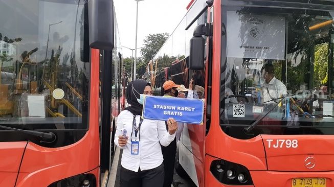 Stasiun Tanah Abang Ditutup, Penumpang KRL Gratis Naik Bus Transjakarta