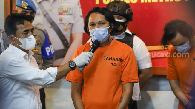 Vokalis band Deadsquad Daniel Mardhany meminta maaf dihadapan awak media saat rilis kasus narkoba yang menjerat mereka di Polres Metro Jakarta Utara, Senin (3/5/2021). [Suara.com/Alfian Winanto]