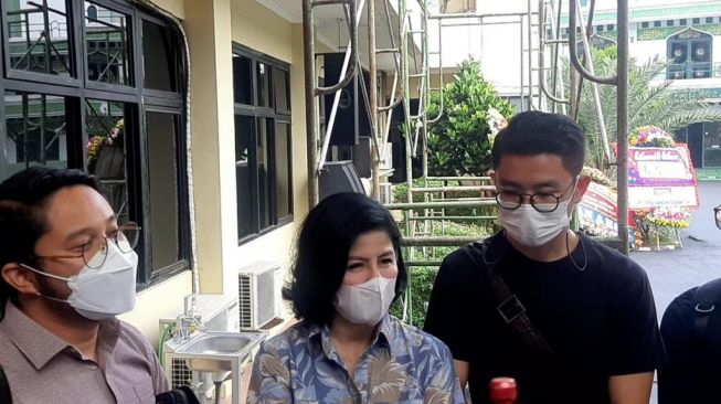 Desiree Tarigan (tengah) di Polres Jakarta Selatan [Suara.com/Yuliani]