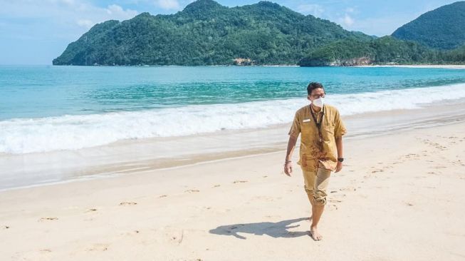 Menpar Sandiaga Uno Ingin Pantai Lampuuk Jadi Lokasi Wisata Olahraga Air