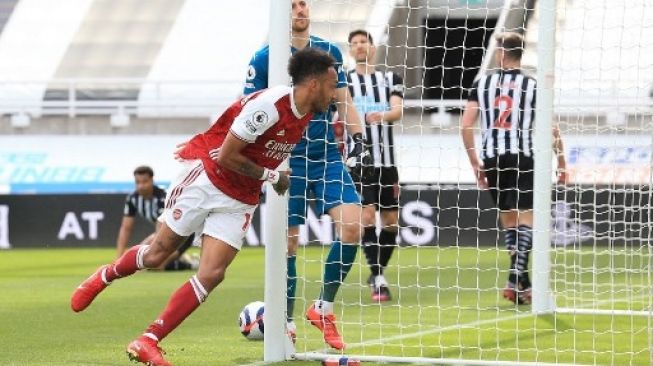 Striker Arsenal Pierre-Emerick Aubameyang merayakan golnya ke gawang Newcastle United dalam lanjutan Liga Inggris di St James' Park. Lindsey Parnaby / POOL / AFP