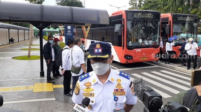 Kabid Angkutan Jalan Dishub DKI Jakarta, Yayat Sudrajat di Stasiun Tanah Abang, Jakpus. (Suara.com/Yaumal)