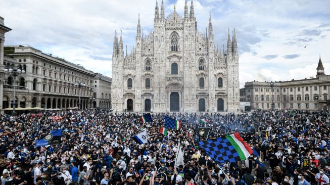 Para suporter Inter Milan memadati Piazza Duomo di Milan merayakan sukses tim kesayangannya meraih Scudetto atau juara Serie A Liga Italia, Minggu (2/5).   Piero CRUCIATTI / AFP