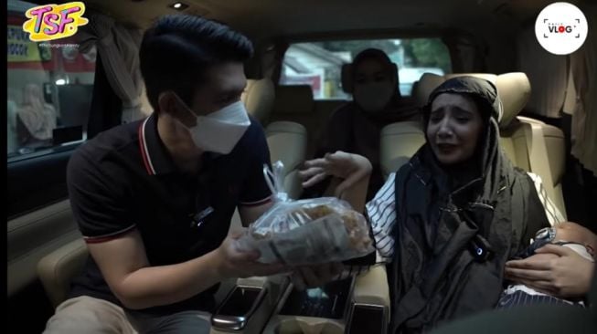 Irwansyah dan Zaskia Sungkar berburu takjil. [YouTube/The Sungkars Family]