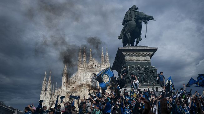 Para suporter Inter Milan memadati Piazza Duomo di Milan merayakan sukses tim kesayangannya meraih Scudetto atau juara Serie A Liga Italia, Minggu (2/5).  Piero CRUCIATTI / AFP