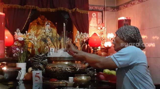 Agus, pegawai muslim yang bekerja di Vihara Boen Hay Bio di Serpong, Kota Tangerang Selatan (Tangsel). Rumah ibadah umat Konghucu ini merupakan vihara tertua di Tangsel. [SuaraJakarta.id/Wivy Hikmatullah]