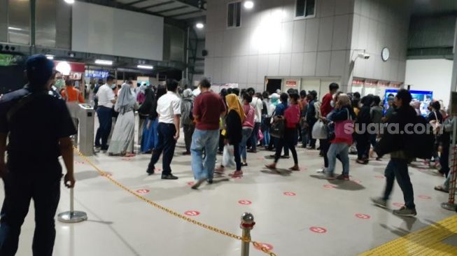 Penumpang langsung menyersbu Stasiun Tanah Abang setelah dibuka lagi sekitar pukul 19.00 WIB, Senin (3/5/2021). [Suara.com/Yaumal Asri Adi Hutasuhut]