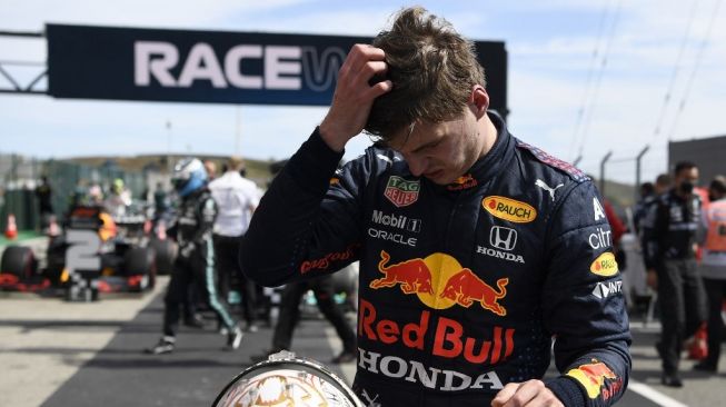 Reaksi pebalap Red Bull, Max Verstappen usai finis kedua di F1 GP Portugal 2021 yang dihelat di Sirkuit Portimao, Minggu (2/5/2021) malam WIB. [GABRIEL BOUYS / POOL / AFP]