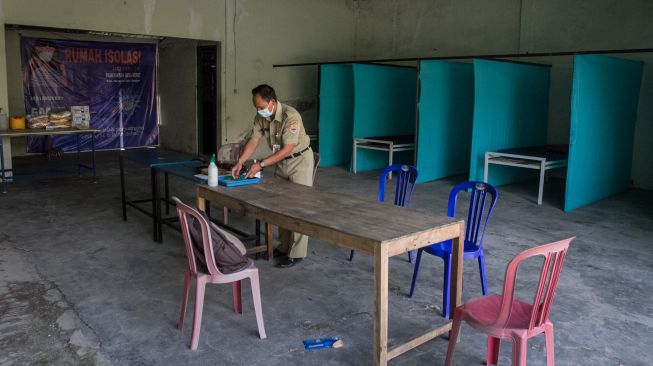 Petugas Pemerintah Desa (Pemdes) Satgas Jogo Tonggo membersihkan meja Rumah Karantina Pemudik di Desa Sepat, Masaran, Sragen, Jawa Tengah, Senin (3/5/2021).  ANTARA FOTO/Mohammad Ayudha
