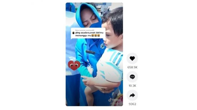 Anak korban KRI Nanggala 402 menabur bunga. [TikTok]