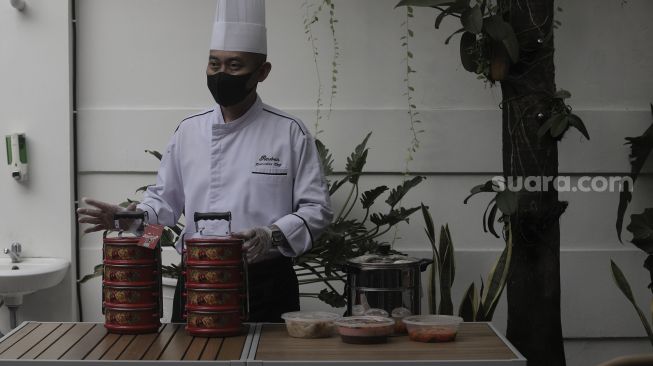 Chef Reuben Endro Winantyo menyiapkan rantang makanan yang dihidangkan untuk berbuka puasa saat program Selera Ramadhan di Nur Corner, Kebayoran Baru, Jakarta, Senin (3/5/2021). [Suara.com/Angga Budhiyanto]