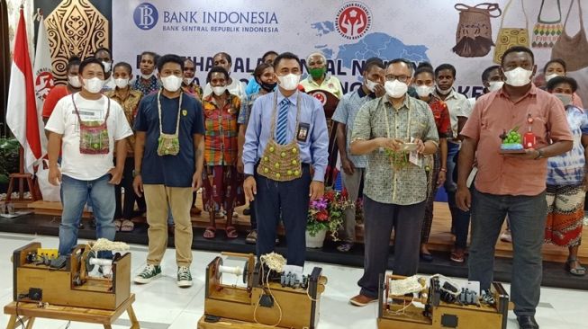 BI Sumbangkan 4 Mesin Pintal untuk Pengrajin Noken di Manokwari