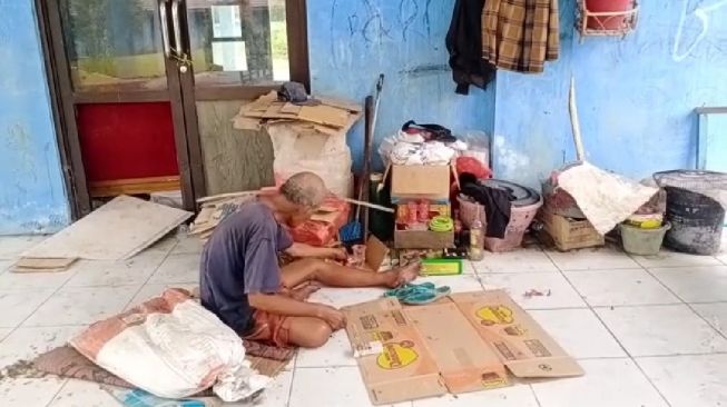 Kakek 70 Tahun Sudah Sebulan Tinggal di Emperan Terminal Panimbang