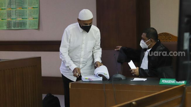 Mark Sungkar saat menjalani sidang lanjutan dugaan korupsi di Pengadilan Negeri Jakarta Pusat, Selasa (4/5/2021). [Suara.com/Alfian Winanto]