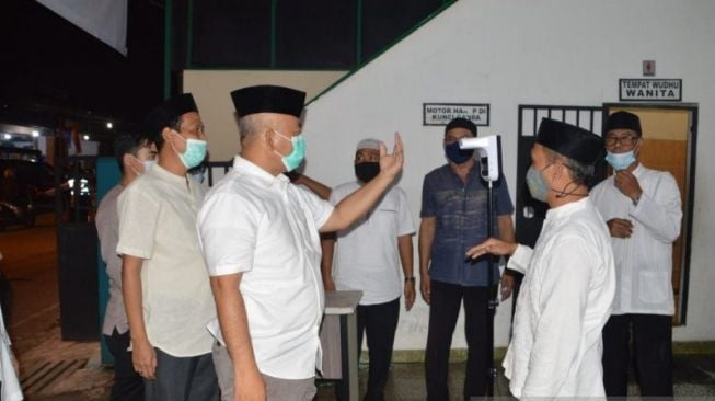 Wali Kota Bekasi Rahmat Effendi saat meninjau penerapan protokol kesehatan untuk mencegah penularan COVID-19 di masjid Kota Bekasi, Selasa (4/5/2021). (Antara/Pradita Kurniawan Syah).