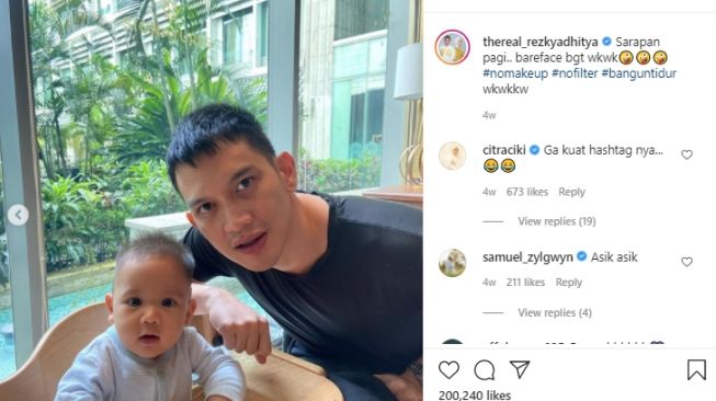 Potret Rezky Aditya momong anak. [Instagram/thereal_rezkyadhitya]