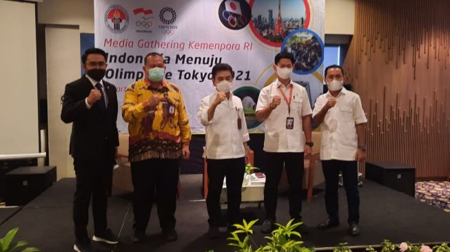 Deputi IV Bidang Peningkatan Prestasi Kemenpora Chandra Bakti (tengah) saat acara diskusi Indonesia menuju Olimpiade Tokyo di kawasan Harmoni, Jakarta, Selasa (4/5/2021). (Suara.com/Adie Prasetyo Nugaraha).