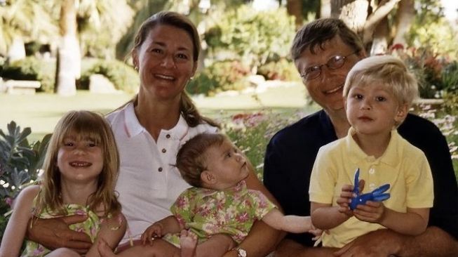 Melinda Gates mengunggah potret masa bahagia bersama pasangan tercinta Bill Gates, dan tiga putra-putri mereka: Rory, Phoebe, dan Jennifer saat mereka sekeluarga telah divaksin Covid-19 [Instagram @melindafrenchgates].