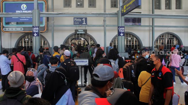 Suasana di Stasiun Pasar Senen, Jakarta, Selasa (4/5/2021).  [Suara.com/Dian Latifah]