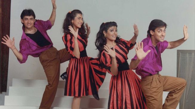 Aamir Khan, Salman Khan, Karisma Kapoor dan Raveena Tandon di film Andaz Apna Apna.