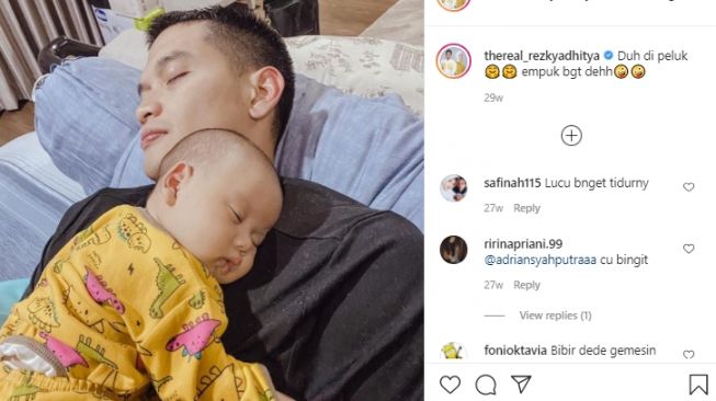 Potret Rezky Aditya momong anak. [Instagram/thereal_rezkyadhitya]