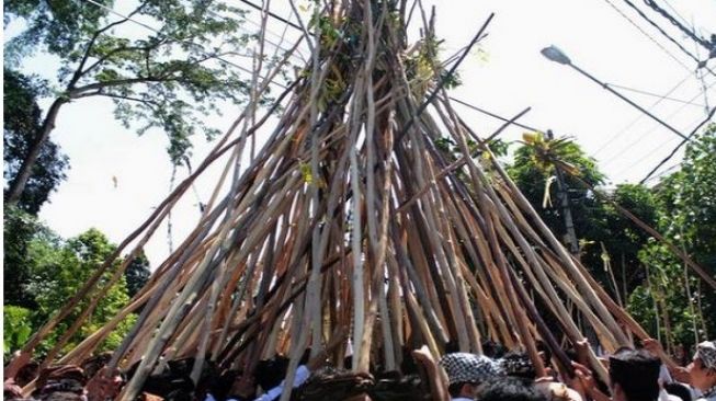 Wisata Bali: Tari Tradisi Mekotek atau Ritual Ngerebeg di Desa Munggu Bali