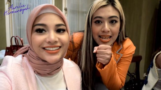 Momen Aurel reuni bareng teman lama [YouTube/Aurel Hermansyah]