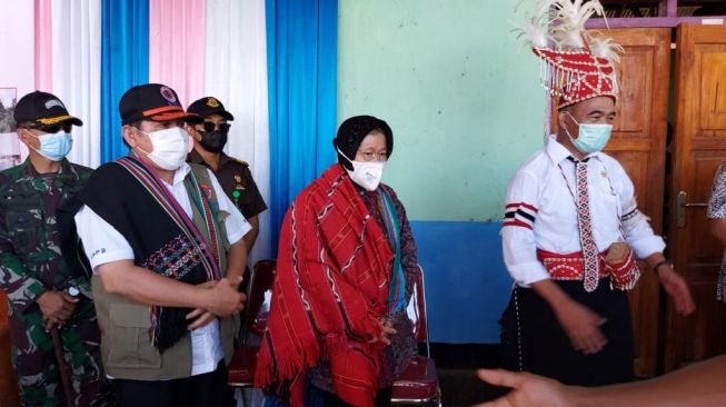 Menteri Sosial Tri Rismaharini mendampingi Menteri Koordinator Bidang Pembangunan Manusia dan Kebudayaan (Menko PMK) Muhadjir Effendy menyerahkan bantuan untuk korban bencana di NTT. (Dok. Kemensos)