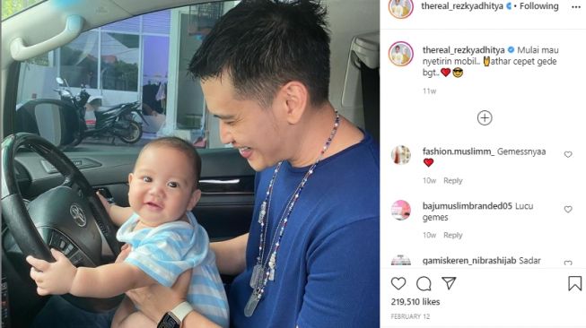 Potret Rezky Aditya momong anak. [Instagram/thereal_rezkyadhitya]