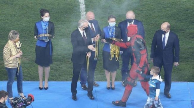 Kocak! Ada Deadpool Angkat Trofi Liga Rusia