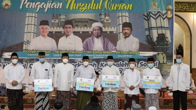 Pemprov Jateng Serahkan Bantuan Insentif Guru Madin dan Bosda MA