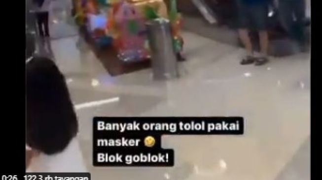 Viral bapak gendong anak di mal tak pakai masker. Si bapak malah menghina orang-orang yang pakai masker dengan sebutan orang pakai masker tolol atau bodoh.