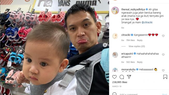 Potret Rezky Aditya momong anak. [Instagram/thereal_rezkyadhitya]