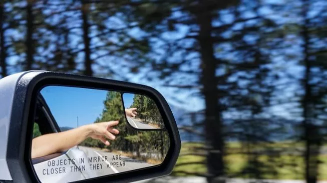 Pengaturan spion samping dan spion tengah yang tepat memberikan 360 derajat awareness saat manuver parkir paralel