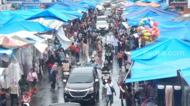 Pengunjung Pasar Raya Padang Membludak, Sebagian Tak Pakai Masker