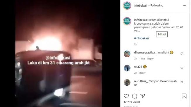 Mobil Pick-up terbakar di Jalan Tol Jakarta-Cikampek.[Instagram/infobekasi]