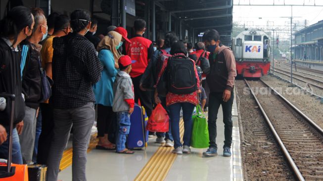 Senin Hari Ini, 2.100 Pemudik Balik ke Jakarta Pakai Kereta Api