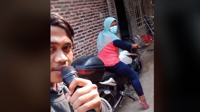 Cara antimainstream tukang kredit tagih utang ke nasabah. (TikTok)