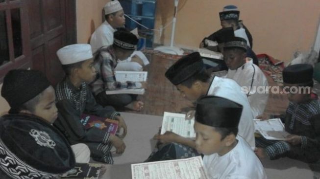 Anak-anak membaca Alquran di Pesantren Lorong Raudhah Indonesia, Kompleks Mangga Tiga Permai Daya, Kota Makassar  / [SuaraSulsel.di / Lorensia Clara Tambing]